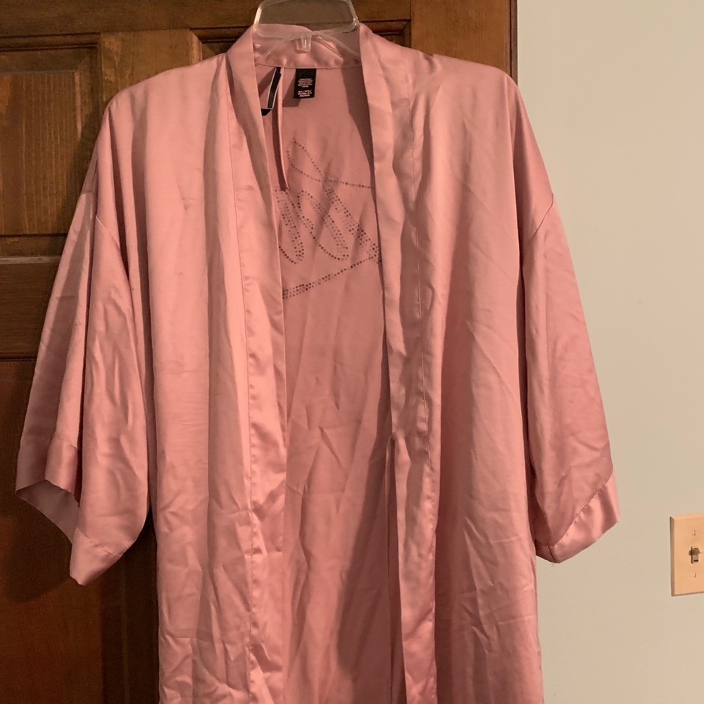 VS Robe - Picture 2 of 4